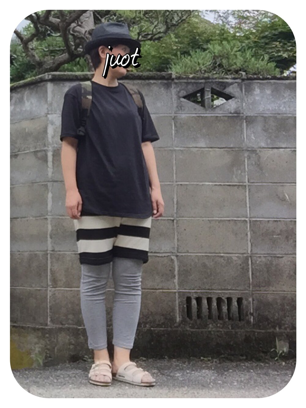 ブラック系のTシャツ/カットソー、ホワイト系のその他パンツ、ホワイト系のサンダルを着用したレディースの夏コーディネートの1枚目の写真