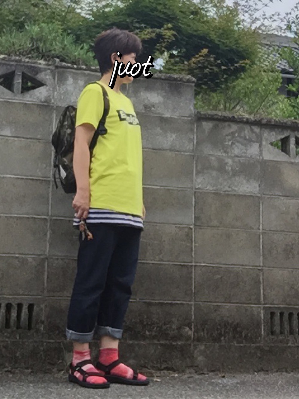 イエロー系のTシャツ/カットソー、その他のバックパック/リュック、ブラック系のTシャツ/カットソーを着用したレディースの夏コーディネートの1枚目の写真