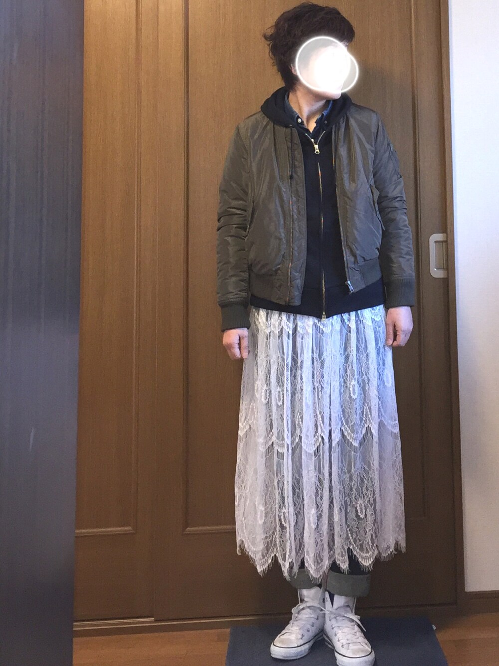 ホワイト系のスニーカー、ブラック系のパーカー、グリーン系のブルゾンを着用したレディースの冬コーディネートの1枚目の写真