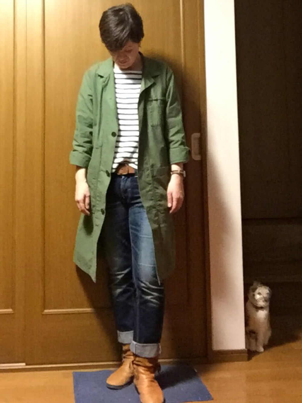 グリーン系のその他アウター、ブルー系のデニムパンツ、ホワイト系のTシャツ/カットソーを着用したレディースの春コーディネートの1枚目の写真