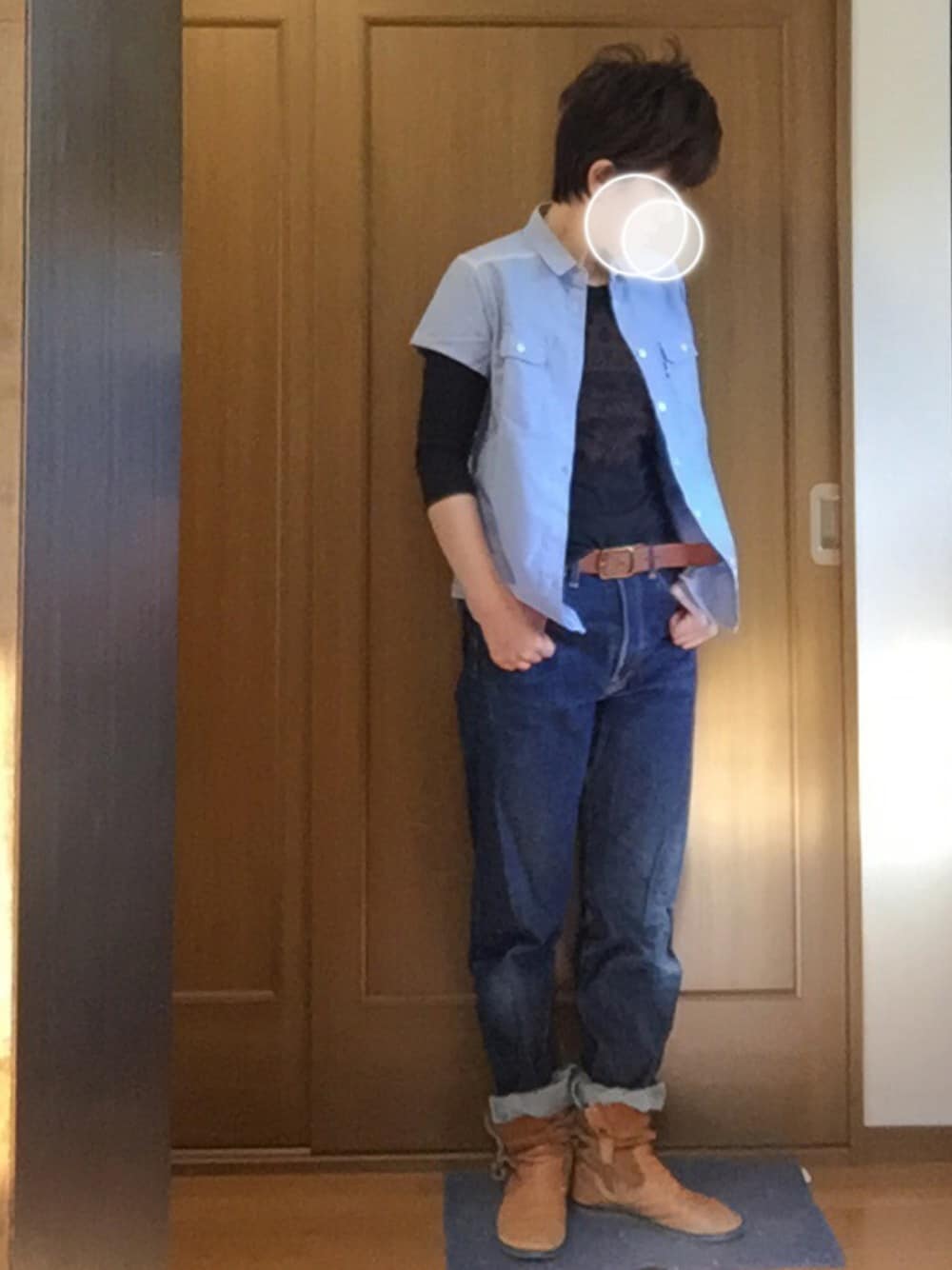 ブルー系のシャツ/ブラウス、ブルー系のデニムパンツ、その他のポスター/アートを着用したレディースの春コーディネートの1枚目の写真