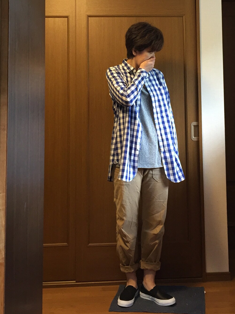 ブルー系のシャツ/ブラウス、ベージュ系のその他パンツ、ブラック系のスリッポンを着用したレディースの春コーディネートの1枚目の写真