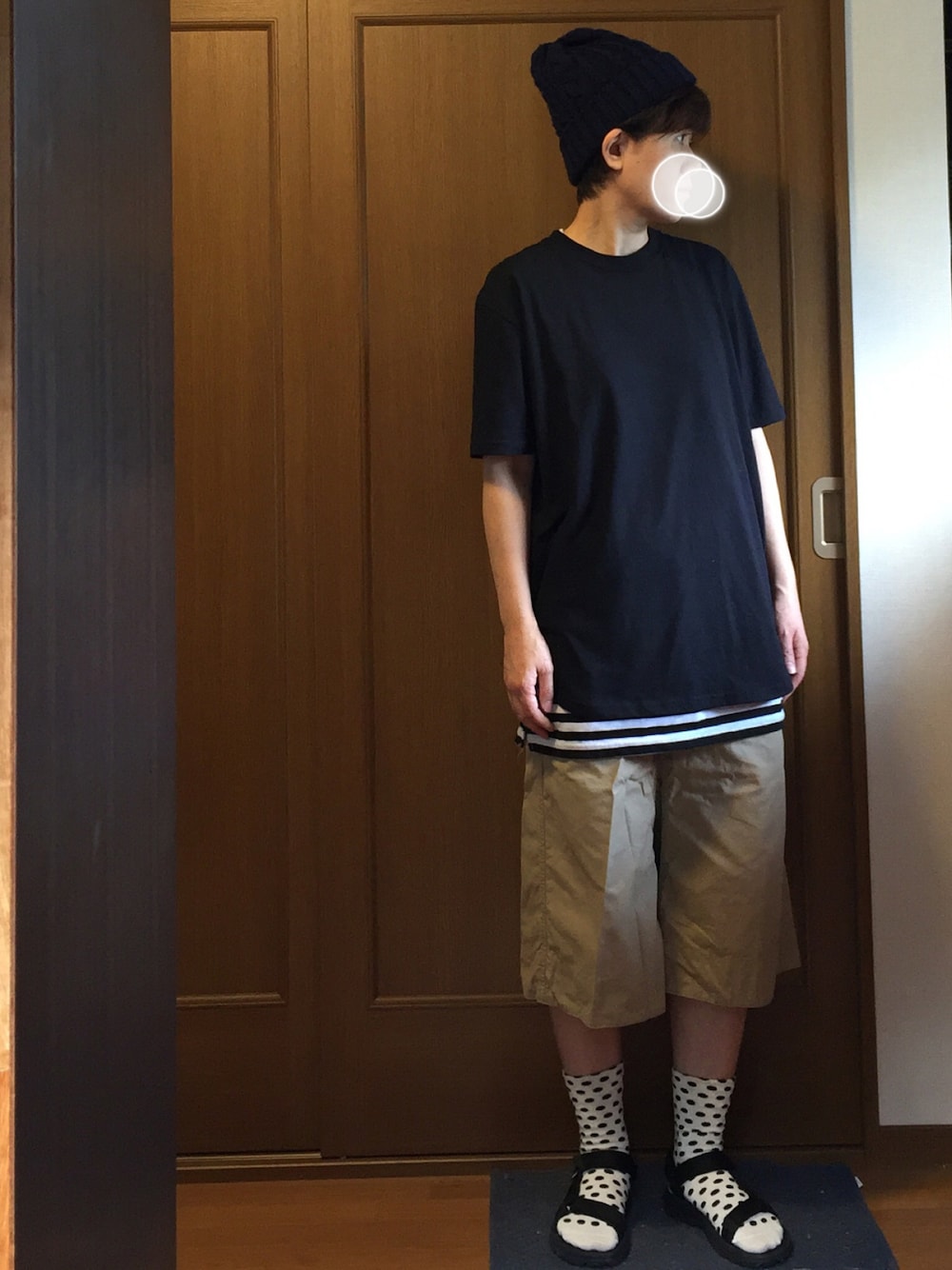 ブラック系のTシャツ/カットソー、ベージュ系のその他パンツ、ブラック系のサンダルを着用したレディースの夏コーディネートの1枚目の写真