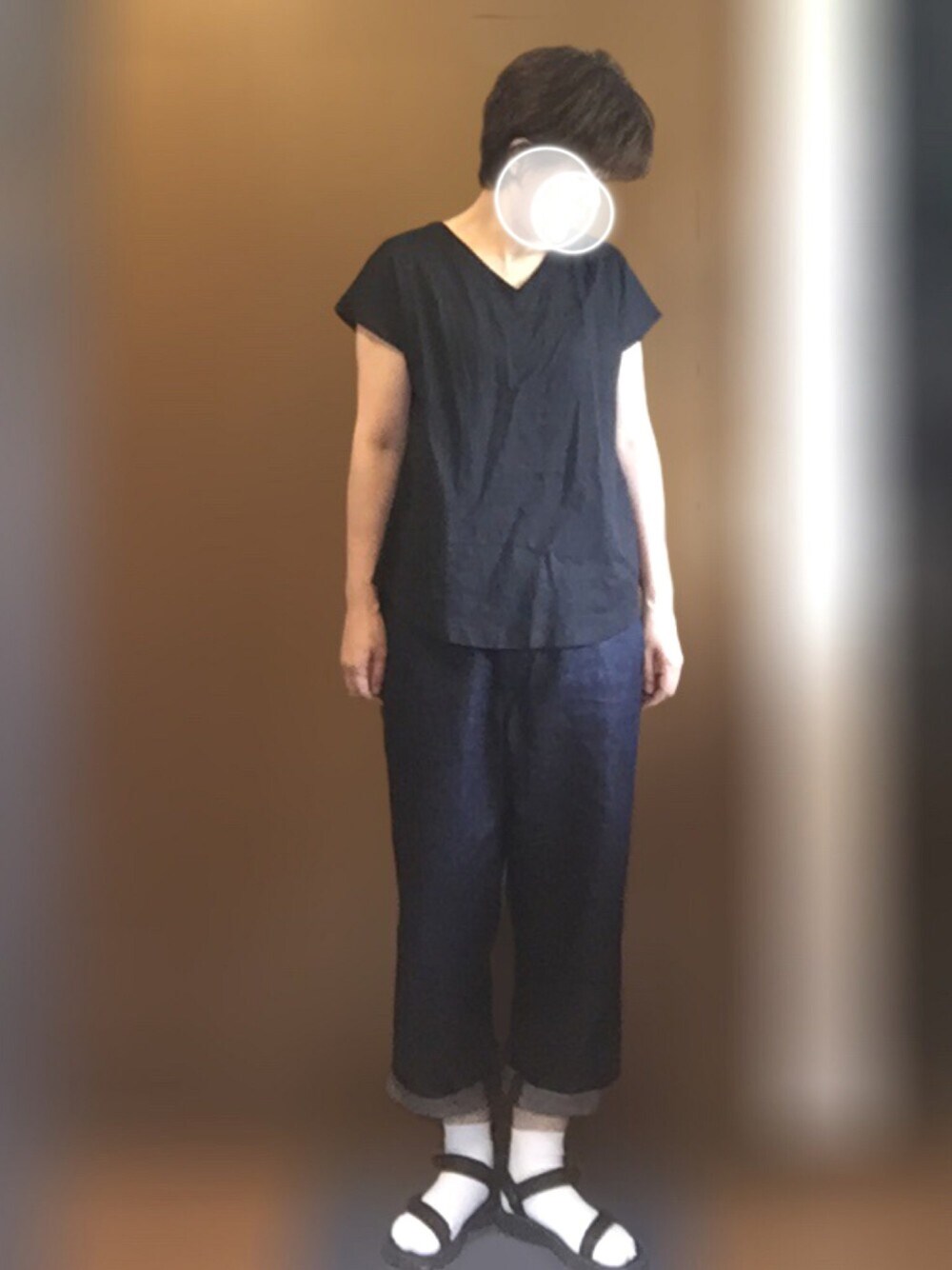 ブラック系のTシャツ/カットソー、ブルー系のデニムパンツ、ブラック系のサンダルを着用したレディースの夏コーディネートの1枚目の写真