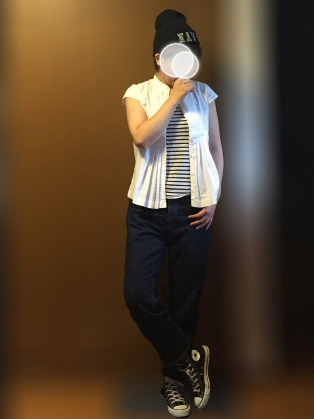 ブラック系のスニーカー、ブルー系のデニムパンツ、その他のその他を着用したレディースの夏コーディネートの1枚目の写真