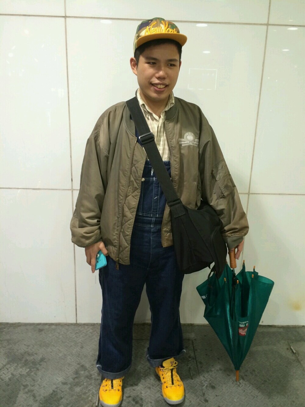 「overall、LEE、TAIPEI、Taiwan、MA-1、MUJI、NIKE、Warner Bros.、雨の日、梅雨」｜「Leeのアイテム（オールインワン・サロペット、ブルー系）」を使った、パトリックさん（メンズ・172cm）の春コーディネートの1枚目の写真