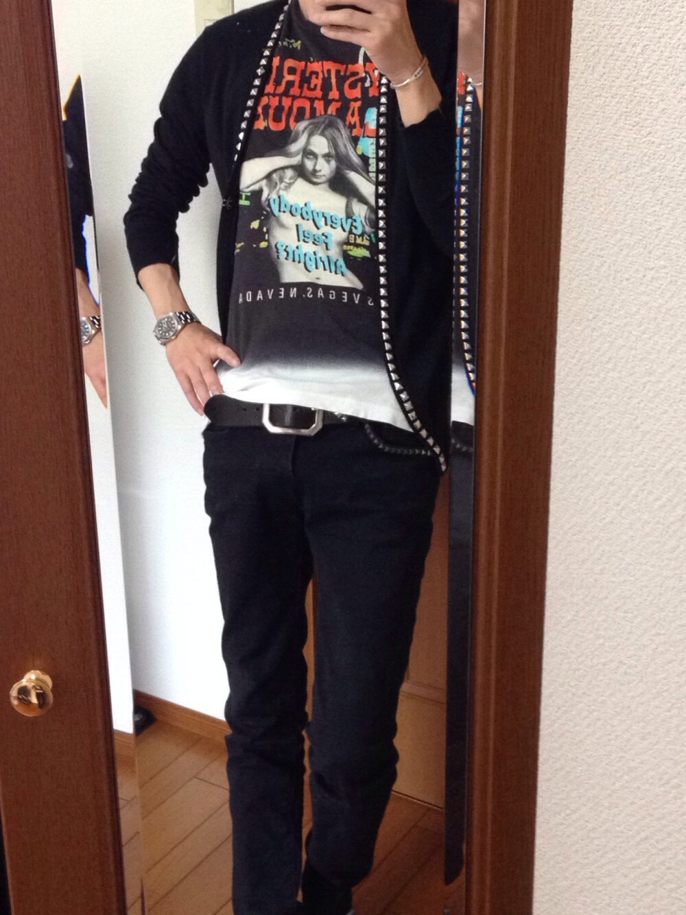 「ヒステリックグラマー、梅田」｜「HYSTERIC GLAMOURのアイテム（カーディガン/ボレロ、ブラック系）」を使った、toshiさん（メンズ・167cm）の秋コーディネートの1枚目の写真
