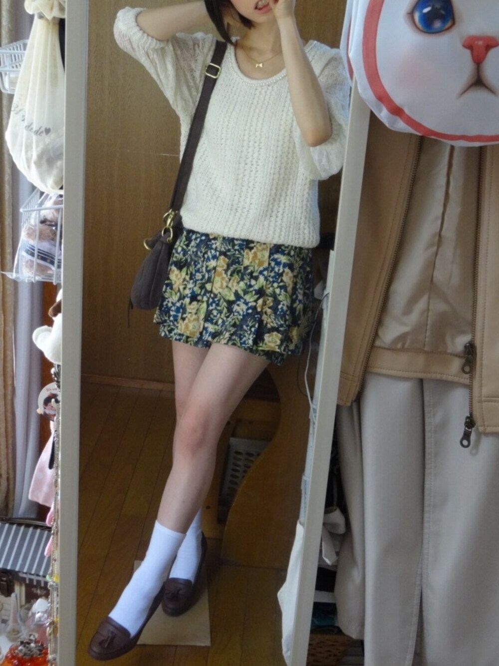 「ローファー、キュロット、レーストップス、強風、夢の国、テンション高め」｜「PROPORTION BODY DRESSINGのレース袖ニット（ニット/セーター、ホワイト系）」を使った、E-moiさん（レディース・155cm）の夏コーディネートの1枚目の写真