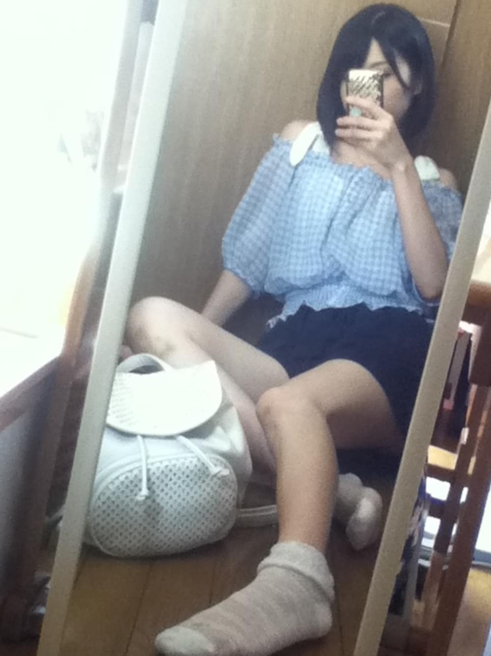 「mysty woman、ViS、部屋撮り、WEARBOOKエントリー、スケスケ祭り」｜「mysty womanのギンガムチェックオフショルダーブラウス（シャツ/ブラウス、ブルー系）」を使った、E-moiさん（レディース・155cm）の夏コーディネートの1枚目の写真