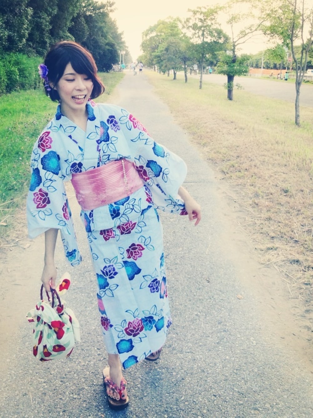 「浴衣、変なポーズ、ヴィンテージ、伝統、花火大会」｜「風呂敷バッグ（ハンドバッグ、ホワイト系）」を使った、E-moiさん（レディース・155cm）の夏コーディネートの1枚目の写真