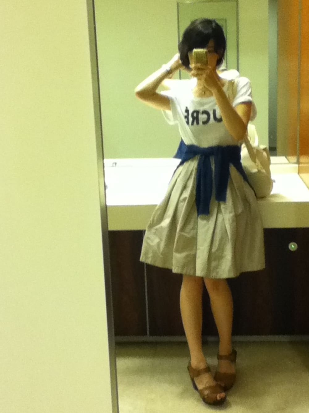 「SALEで買いました、蒸し暑い、久しぶりに着た服、お気に入り、髪型くりくり」｜「COCO DEALのナイロンひざ丈スカート（スカート、ベージュ系）」を使った、E-moiさん（レディース・155cm）の夏コーディネートの1枚目の写真