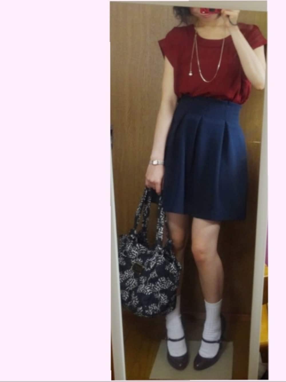 「ゴールドアクセ、ボルドー、若作り、自撮りへたくそ、ヒール×靴下、靴下コーデ」｜「JEANASISの(JEANASIS)バックオープンジョーゼットプルオーバー/548314（シャツ/ブラウス、レッド系）」を使った、E-moiさん（レディース・155cm）の秋コーディネートの1枚目の写真