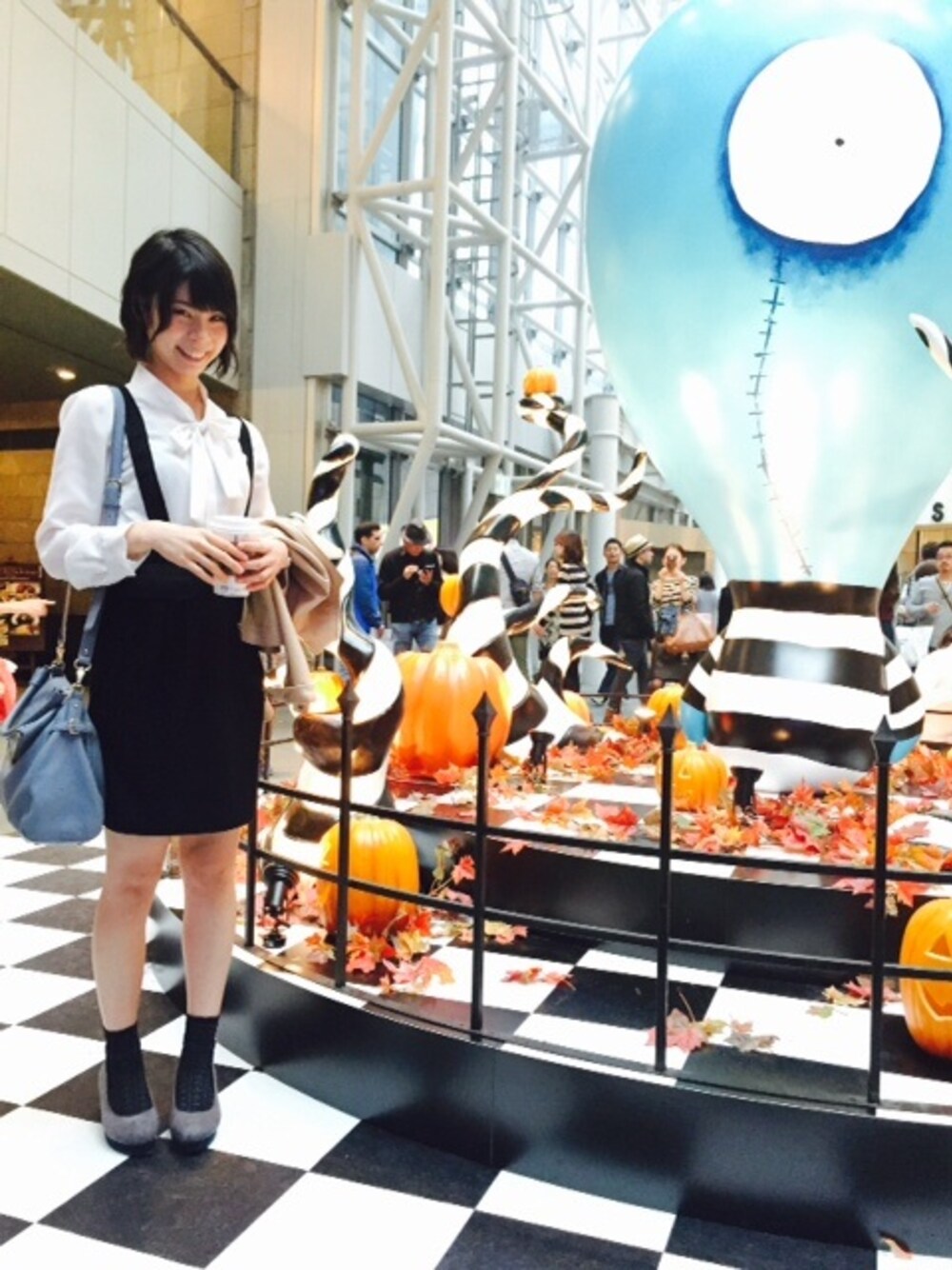 「美術館コーデ、美術館、六本木ヒルズ、アイドル、ももクロ、シュール」｜「NATURAL BEAUTY BASICのボウタイブラウス（シャツ/ブラウス、ホワイト系）」を使った、E-moiさん（レディース・155cm）の秋コーディネートの1枚目の写真