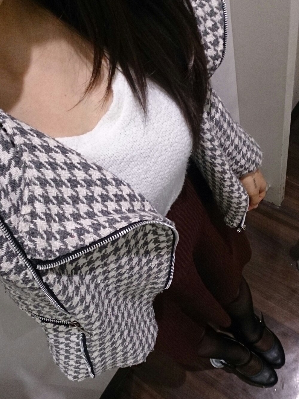 グレー系のジャケット/アウター、ホワイト系のニット/セーター、レッド系のスカートを着用したレディースの冬コーディネートの1枚目の写真