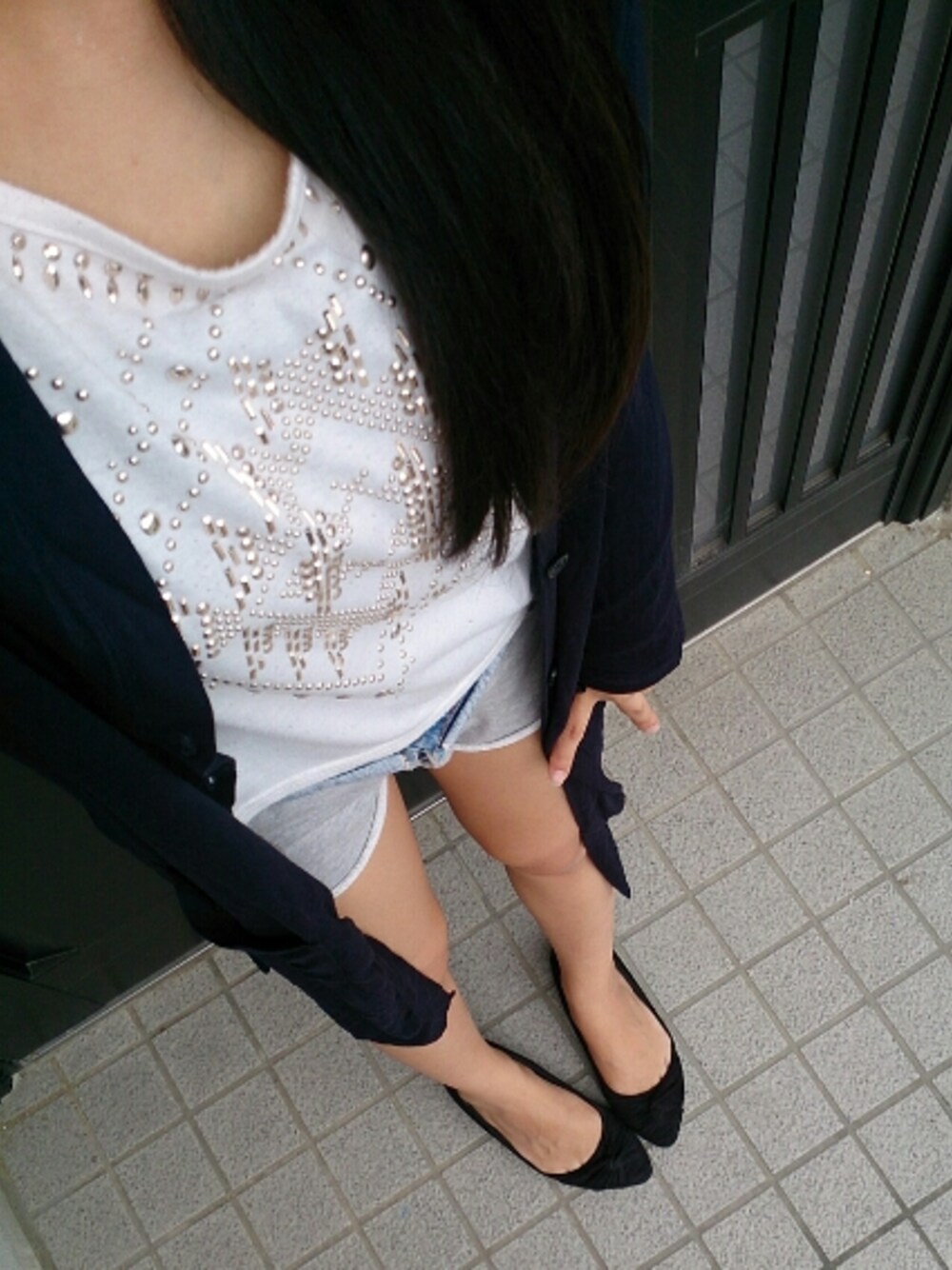 ホワイト系のTシャツ/カットソー、ブルー系のカーディガン/ボレロ、グレー系のパンツを着用したレディースの春コーディネートの1枚目の写真