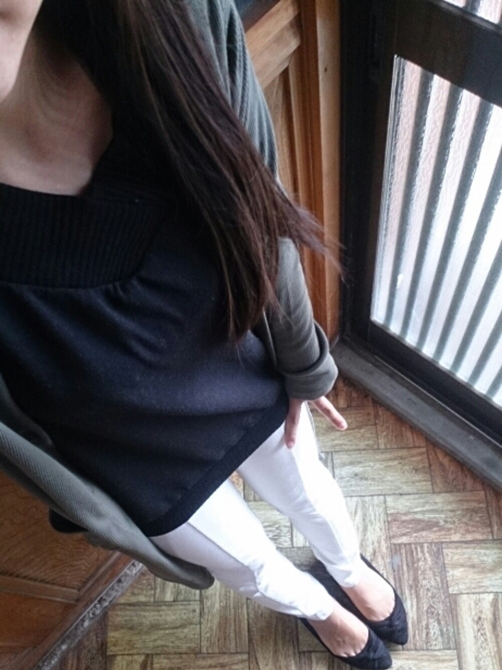 ホワイト系のその他パンツ、ブラック系のTシャツ/カットソー、ブラック系のシューズを着用したレディースの春コーディネートの1枚目の写真