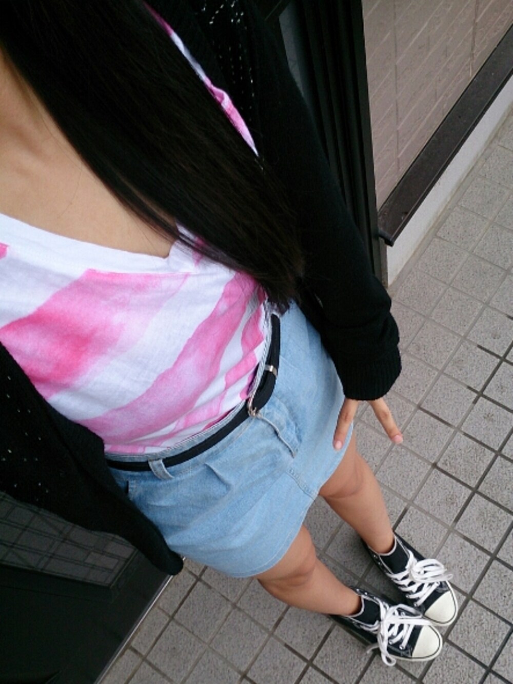 ブラック系のカーディガン/ボレロ、ホワイト系のTシャツ/カットソー、ブルー系のデニムスカートを着用したレディースの夏コーディネートの1枚目の写真