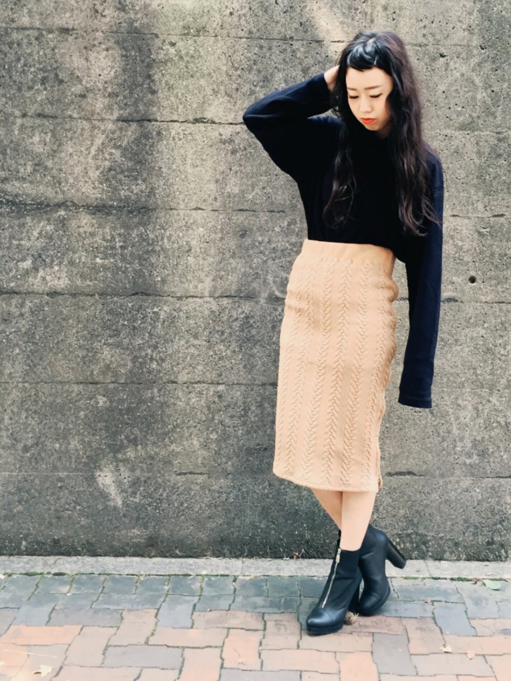 「秋コーデ、カジュアルコーデ、オトナカジュアル、シンプルコーデ、UNIQLO、黒、ブーツ、テラコッタ、ZARA」｜「Whim Gazetteのアイテム（スカート、ブラウン系）」を使った、あべかわさん（レディース・160cm）の秋コーディネートの1枚目の写真