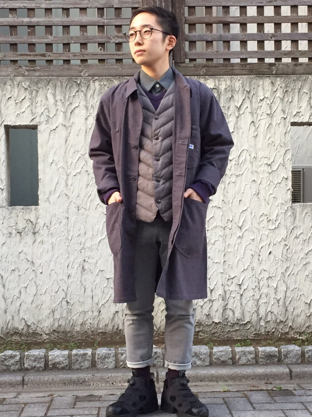 ブラック系のスニーカー、グレー系のその他パンツ、グレー系のその他アウターを着用したメンズの春コーディネートの1枚目の写真