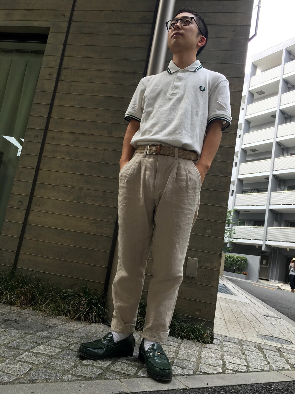 ホワイト系のポロシャツ、ベージュ系のその他パンツ、ブルー系のメガネを着用したメンズの夏コーディネートの1枚目の写真
