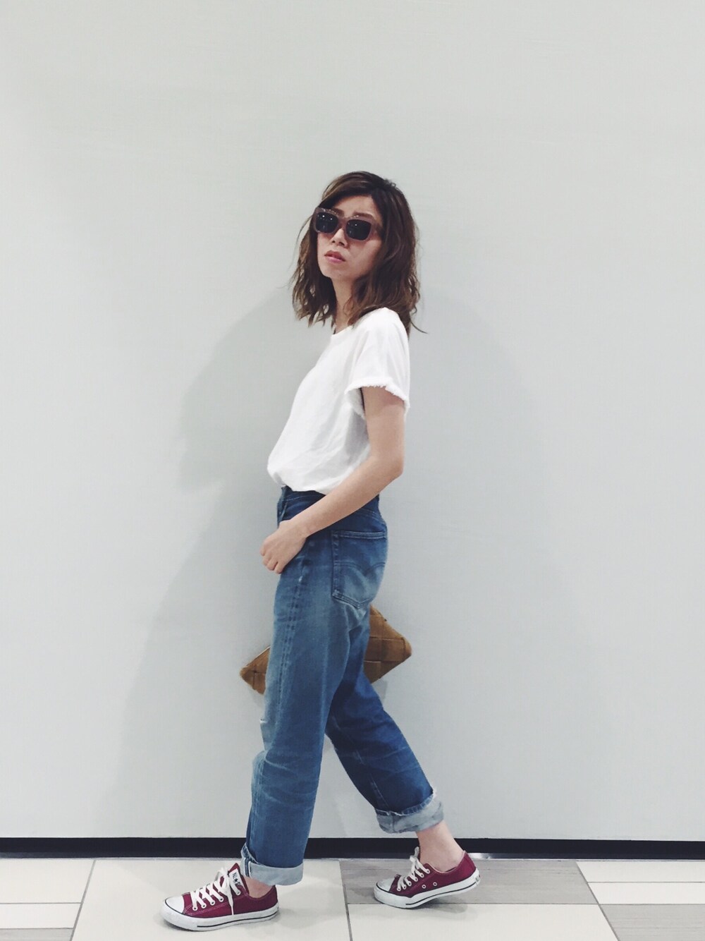 「ホワイト、フリンジ、デニム、サングラス、クラッチバッグ、スニーカー、シンプル、コンバース、CELINE、ZARA」｜「CHERRYPIPIのアイテム（Tシャツ/カットソー、ホワイト系）」を使った、HIROMI MIYANAGAさん（レディース・167cm）の夏コーディネートの1枚目の写真