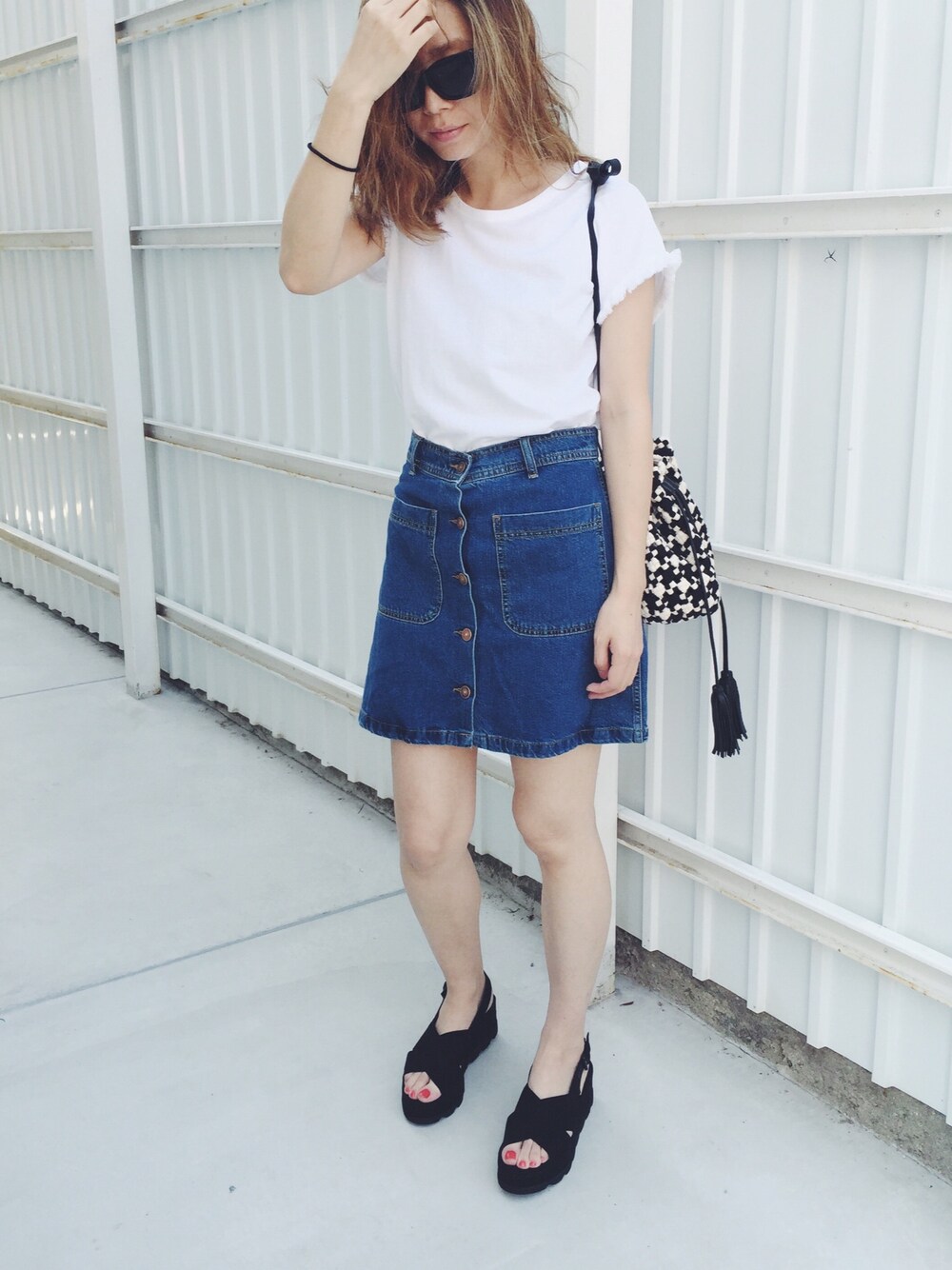 「CHERRYPIPI、ZARA、CELINE、シンプル、ノームコア、コーディネート、デニム、Tシャツ、フリンジ」｜「ZARAのアイテム（スカート、ブルー系）」を使った、HIROMI MIYANAGAさん（レディース・167cm）の夏コーディネートの1枚目の写真