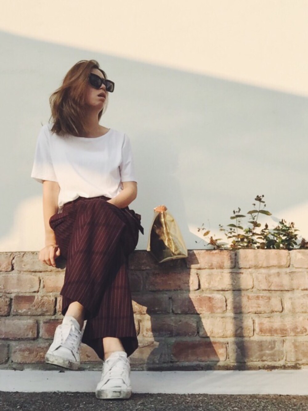 「CHERRYPIPI、GOLDEN GOOSE、CELINE、ACNE、APC、シンプル、ストライプ」｜「A.P.C.のアイテム（クラッチバッグ、ゴールド系）」を使った、HIROMI MIYANAGAさん（レディース・167cm）の夏コーディネートの1枚目の写真