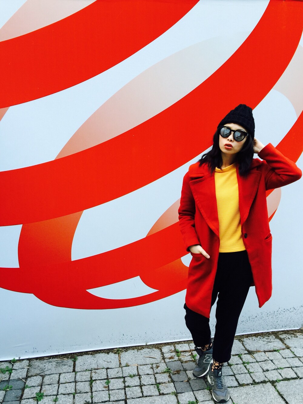 「red、winter、casual、happy、Chilling、colorful」｜「MONKIのアイテム（その他トップス、オレンジ系）」を使った、Janさん（レディース・170cm）の冬コーディネートの1枚目の写真