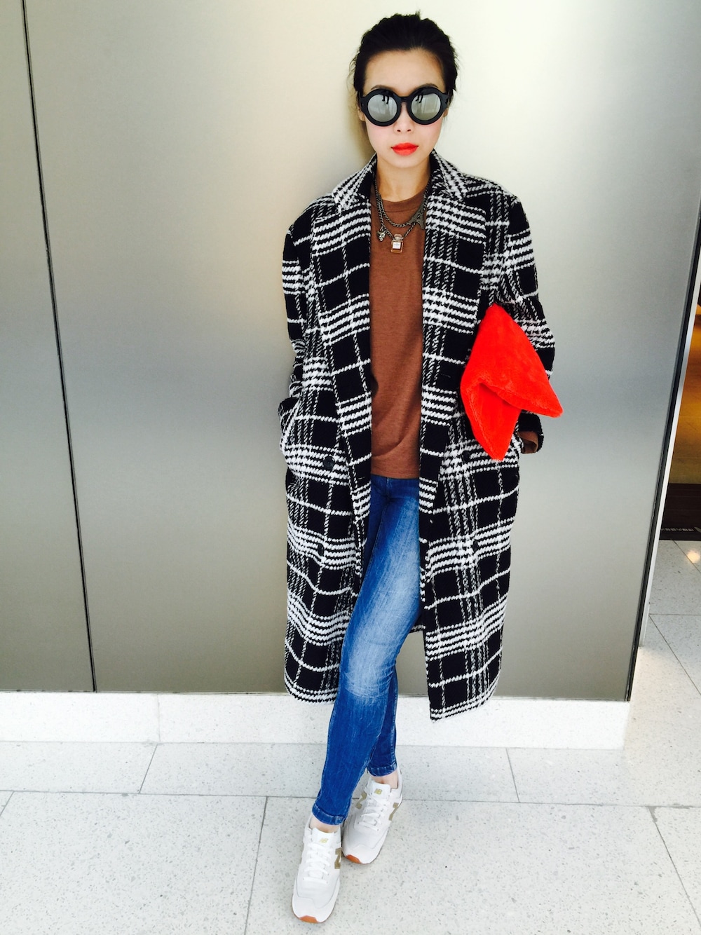 「winter、coat、hkgirl、checks、denim、Sunglasses、clutchbag、sneakers、black and white、holiday」｜「STYLENANDAのアイテム（その他トップス、ベージュ系）」を使った、Janさん（レディース・170cm）の冬コーディネートの1枚目の写真