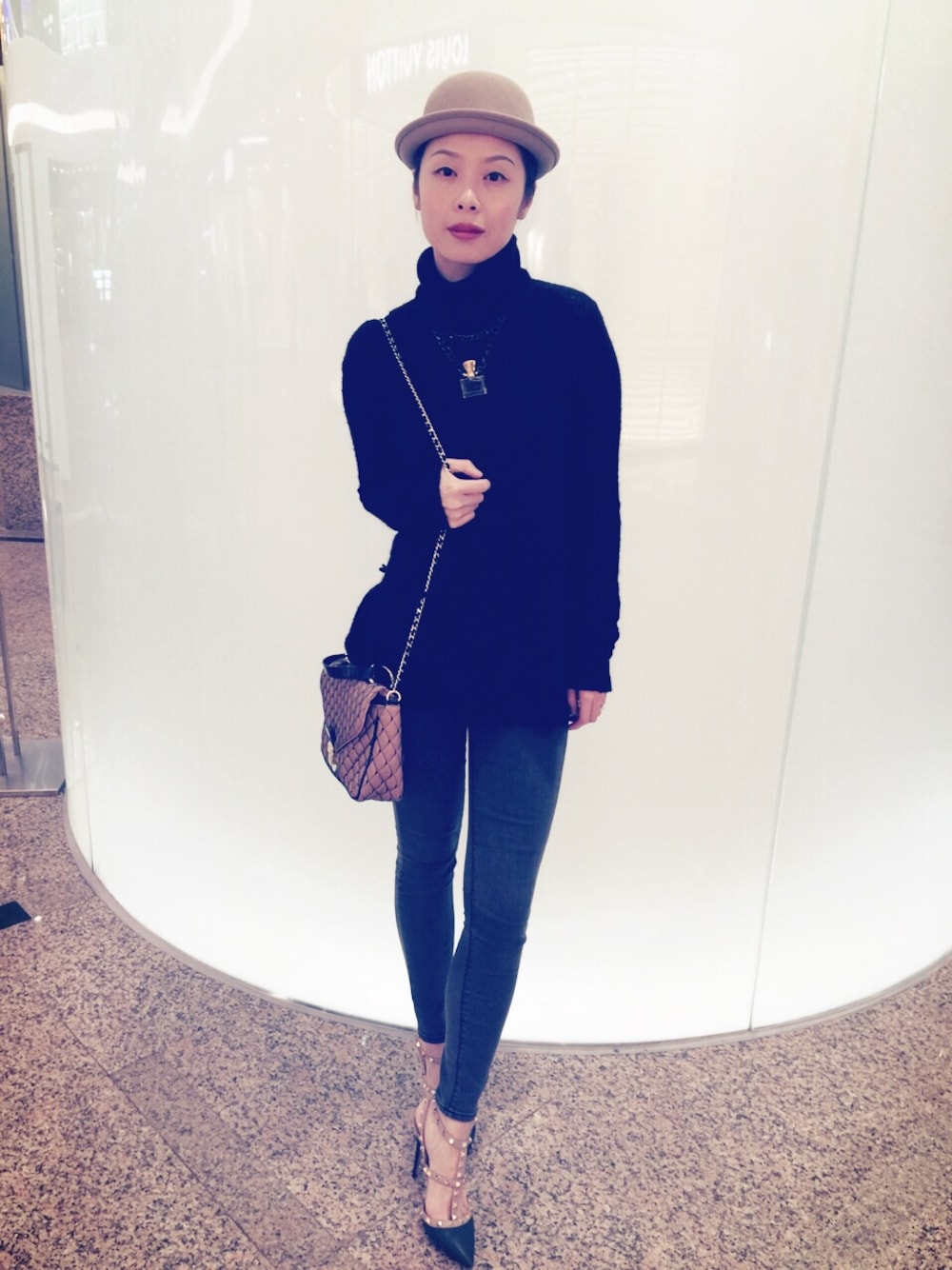 「hkgirl、hat、feminine、heels、denim、knitwear、shoulderbag、pink、black」｜「MONKIのアイテム（ハット、ピンク系）」を使った、Janさん（レディース・170cm）の春コーディネートの1枚目の写真
