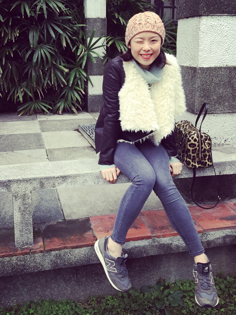 「hkgirl、weekend、casual、denim、sneakers、hat、Chilling、park、happy」｜「asosのアイテム（カバーオール、ブラック系）」を使った、Janさん（レディース・170cm）の春コーディネートの1枚目の写真