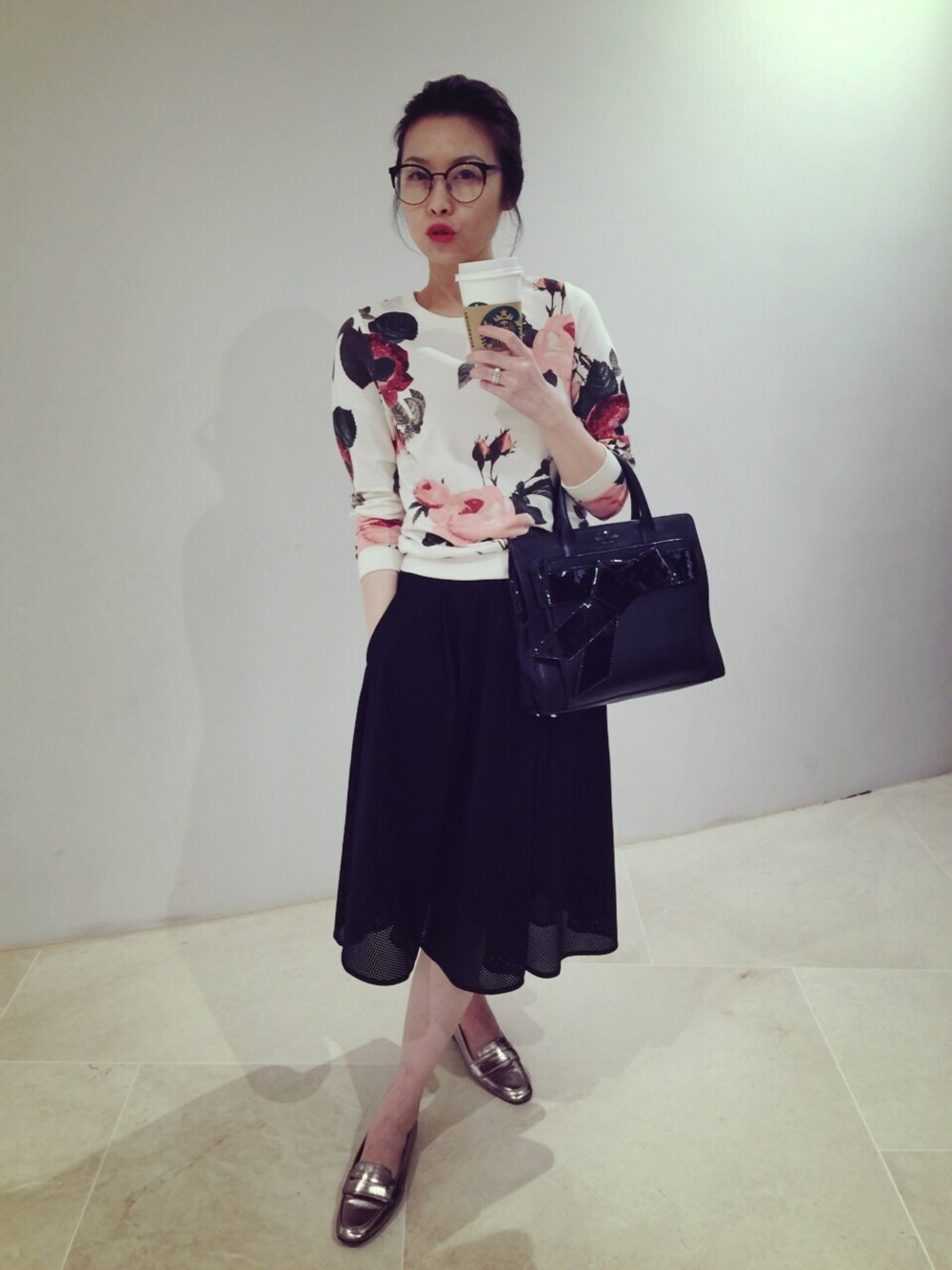 「floral、hkgirl、outfit、skirt、girly、flatshoes、black、silver、Chilling、holiday」｜「MONKIのアイテム（その他トップス、その他）」を使った、Janさん（レディース・170cm）の春コーディネートの1枚目の写真