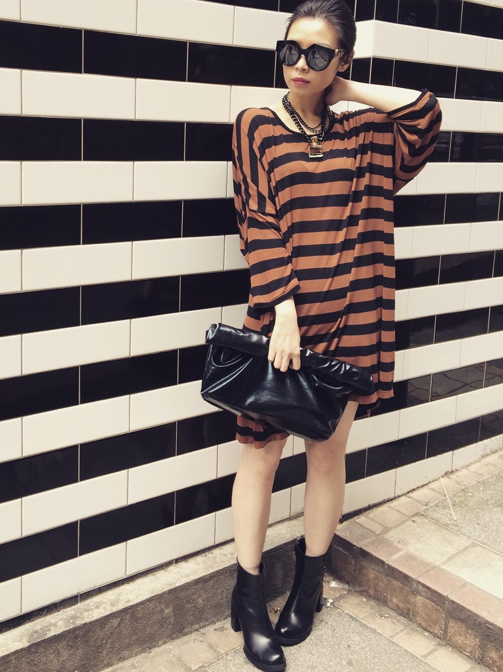 「Sunglasses、hkgirl、dress、boots、stripe、spring、street、casual、weekend、black」｜「MONKIのアイテム（ワンピース、その他）」を使った、Janさん（メンズ・170cm）の春コーディネートの1枚目の写真