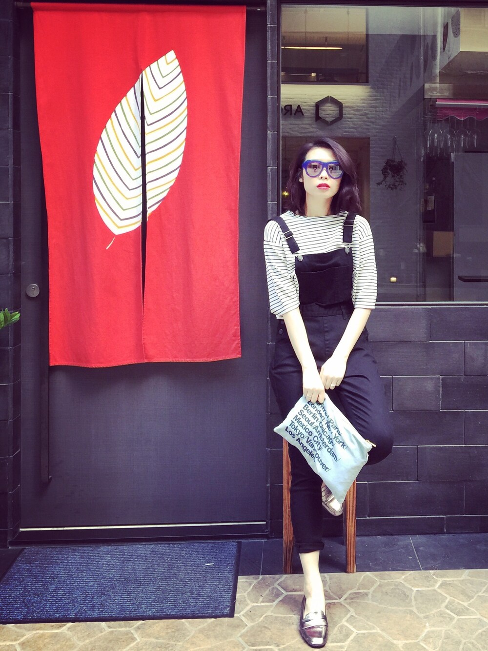 「Sunglasses、hkgirl、holiday、spring、blue、black、white、silver、street、casual」｜「alandのアイテム（Tシャツ/カットソー、その他）」を使った、Janさん（レディース・170cm）の春コーディネートの1枚目の写真