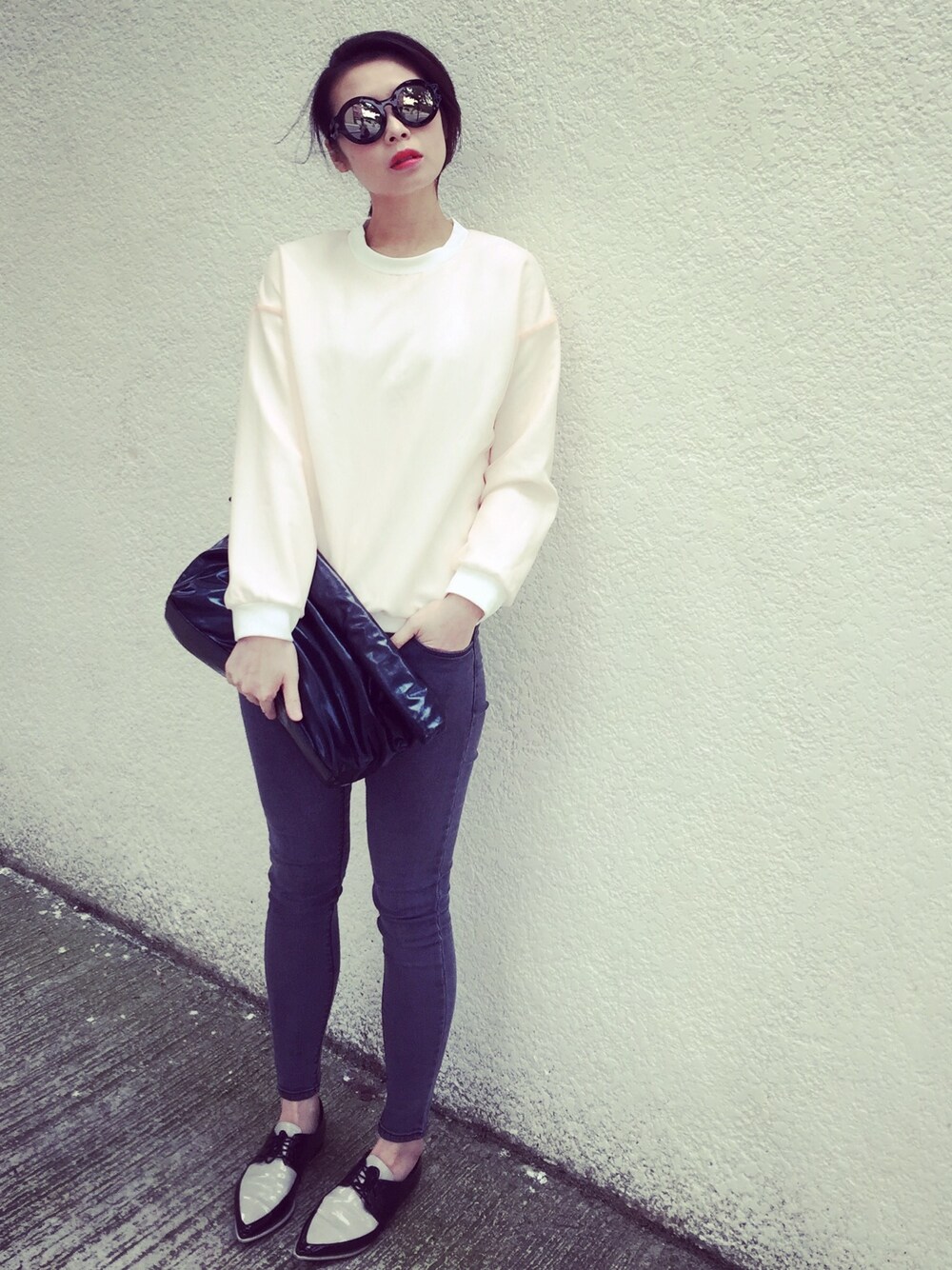 「spring、pink、red lips、Sunglasses、grey、hkgirl、flatshoes、clutchbag、black、weekend」｜「korean brandのアイテム（その他トップス、ピンク系）」を使った、Janさん（レディース・170cm）の春コーディネートの1枚目の写真