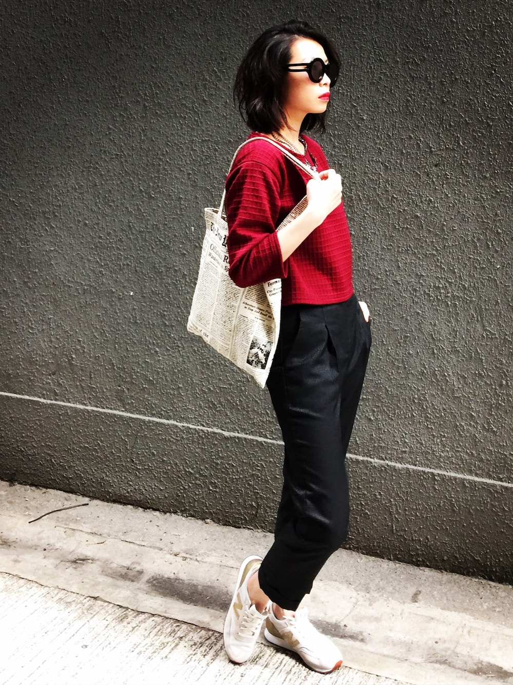 「Sunglasses、hkgal、red、casual、holiday、sneakers、spring、totebag、black」｜「asosのアイテム（その他パンツ、ブラック系）」を使った、Janさん（レディース・170cm）の春コーディネートの1枚目の写真