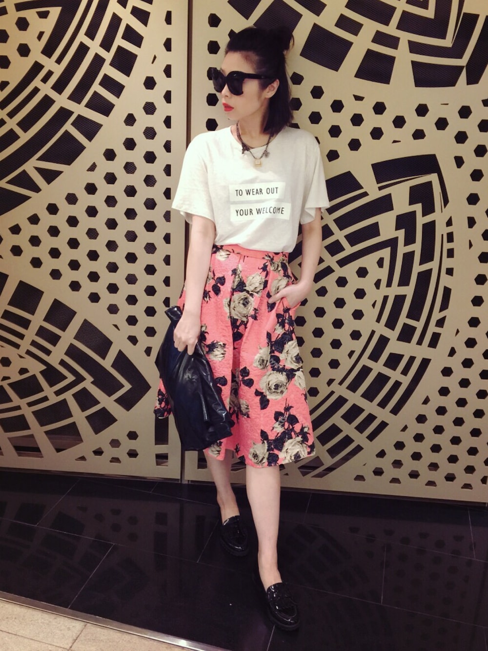 「hkgirl、spring、floral、pattern、casual、girly、weekend、Sunglasses、pink、white」｜「TOPSHOPのアイテム（スカート、その他）」を使った、Janさん（レディース・170cm）の春コーディネートの1枚目の写真
