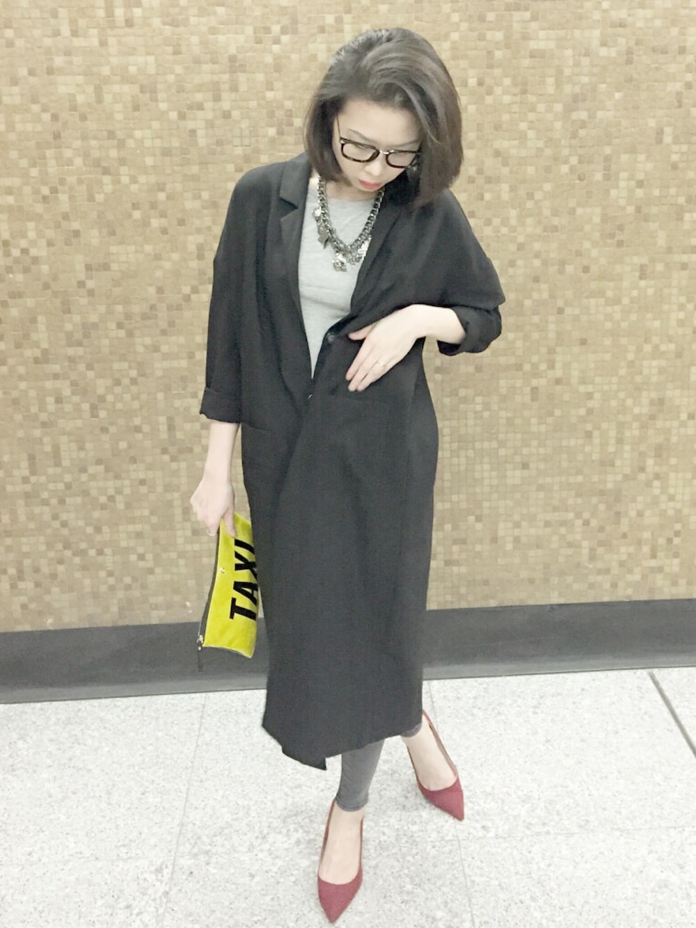 「black、jeans、DARK、heels、clutchbag、spring、weekend、red、yellow」｜「asosのアイテム（カバーオール、ブラック系）」を使った、Janさん（レディース・170cm）の春コーディネートの1枚目の写真