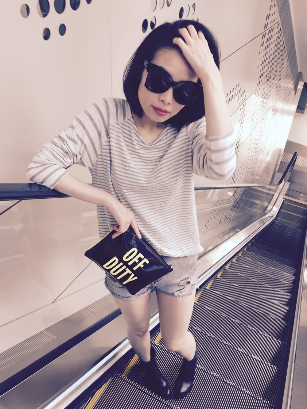 「Sunglasses、denim、grey、shorts、clutchbag、spring、casual、stripe、weekend、red lips」｜「STYLENANDAのアイテム（スウェット、その他）」を使った、Janさん（レディース・170cm）の春コーディネートの1枚目の写真