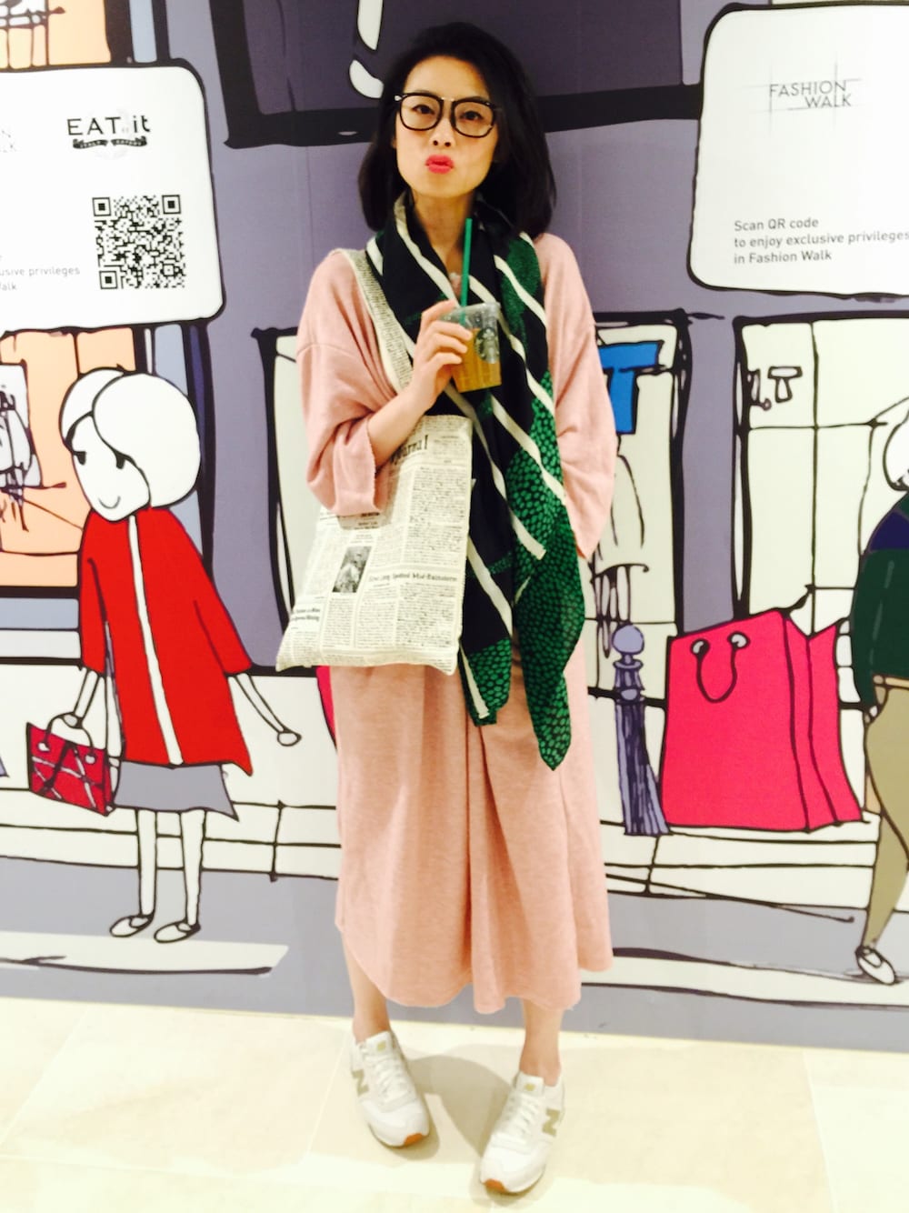 「hkgal、pink、scarf、totebag、glasses、dress、casual、sneakers、spring、pastel」｜「kate spade new yorkのアイテム（トートバッグ、その他）」を使った、Janさん（レディース・170cm）の春コーディネートの1枚目の写真