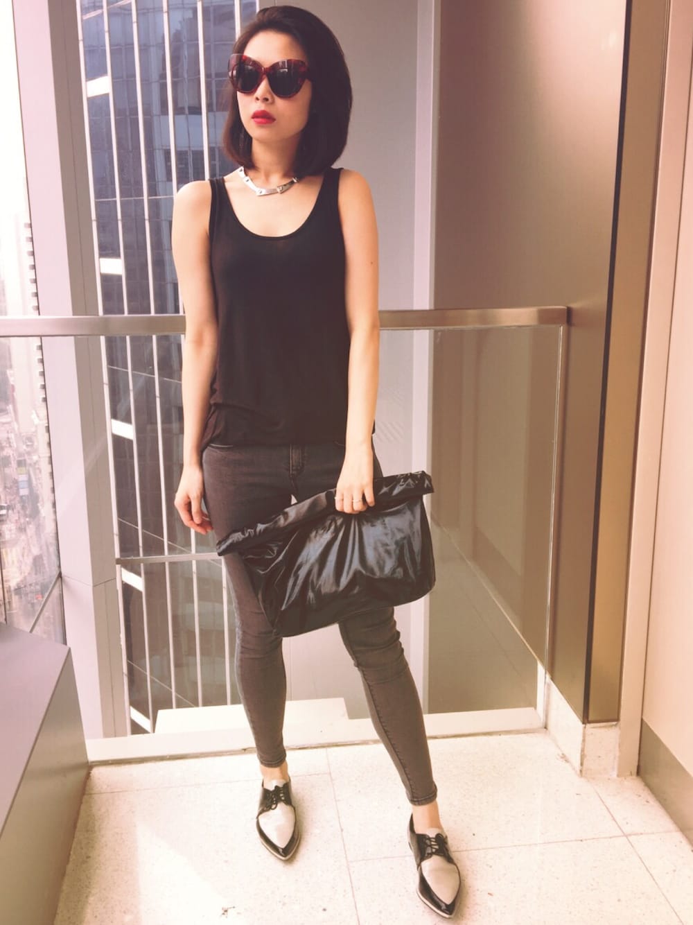 「black、Sunglasses、grey、denim、DARK、flatshoes、hkgirl、cool」｜「asosのアイテム（タンクトップ、ブラック系）」を使った、Janさん（レディース・170cm）の春コーディネートの1枚目の写真