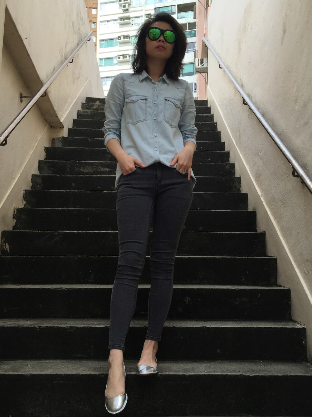 「hkgirl、denim、Sunglasses、casual、shirts、flatshoes」｜「STYLENANDAのアイテム（デニムパンツ、グレー系）」を使った、Janさん（レディース・170cm）の夏コーディネートの1枚目の写真