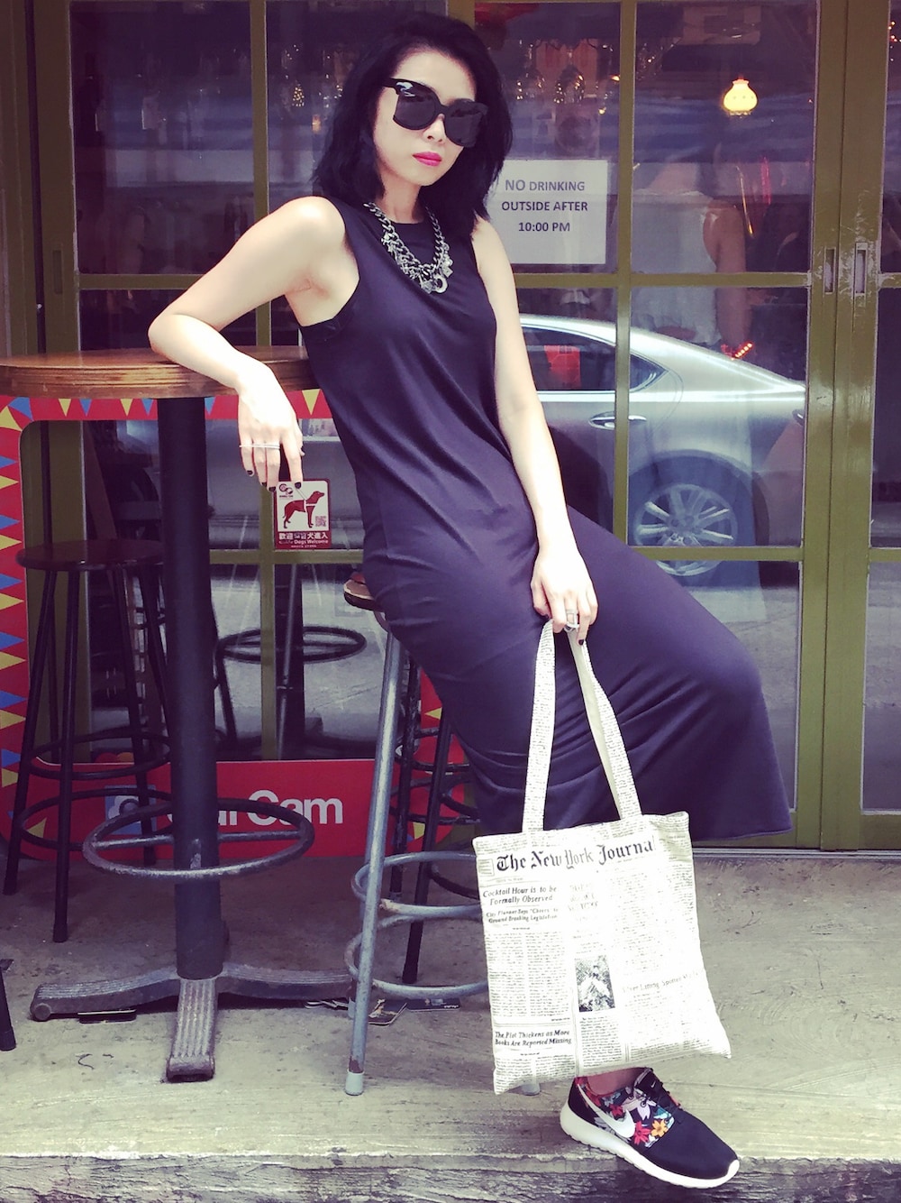 「Sunglasses、black、sneakers、totebag、dress、casual、hkgal、DARK」｜「kate spade new yorkのアイテム（トートバッグ、ホワイト系）」を使った、Janさん（レディース・170cm）の夏コーディネートの1枚目の写真