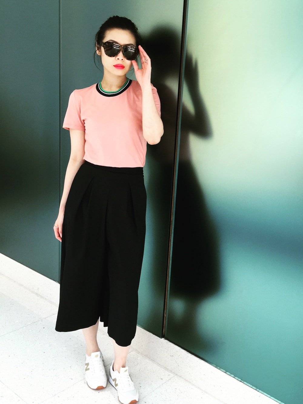 「Sunglasses、summer、hkgirl、korean fashion、sneakers、tshirt、casual、pink」｜「ZARAのアイテム（その他パンツ、ブルー系）」を使った、Janさん（レディース・170cm）の夏コーディネートの1枚目の写真