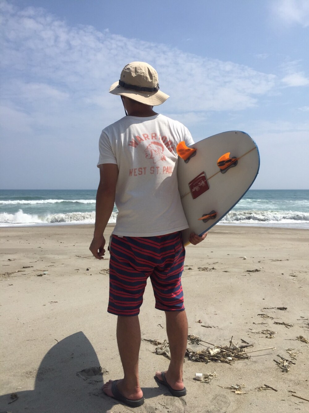 「サーフ、サーフィン、サーファー、夏、夏コーデ、ハツト」｜「patagoniaのアイテム（ハット、ベージュ系）」を使った、トモキチさん（メンズ・170cm）の夏コーディネートの1枚目の写真