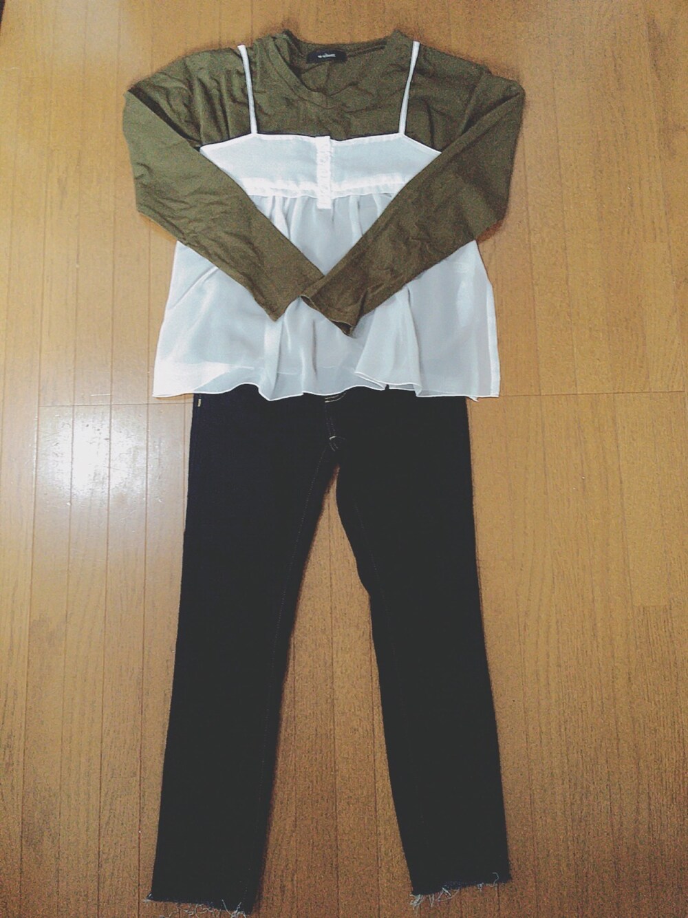 「休日スタイル、シンプル、オトナカジュアル、ゆるコーデ、WEGO、wcloset、outfit、カットオフ、デニム、GU」｜「w closetのアイテム（Tシャツ/カットソー、グリーン系）」を使った、mさん（レディース・154cm）の冬コーディネートの1枚目の写真