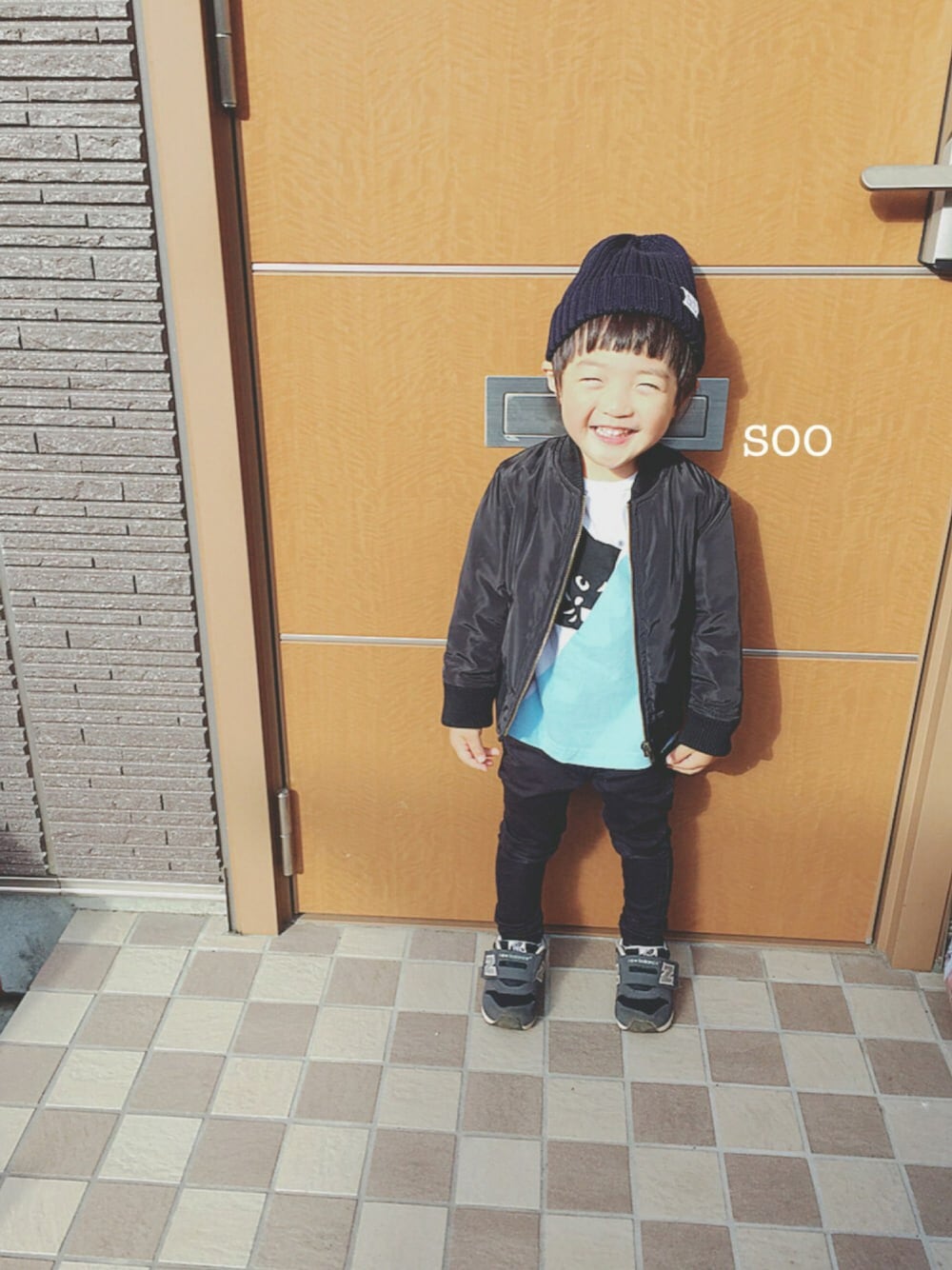 「男の子コーデ、3歳、MA-1、スキニーパンツ、にゃー、ニット帽、ブラックコーデ、黒スキニー」｜「B:MING by BEAMSのビーミング by ビームス / リブワッチキャップ（ニットキャップ/ビーニー、ブルー系）」を使った、soo&aaaさん（キッズ・90cm）の冬コーディネートの1枚目の写真