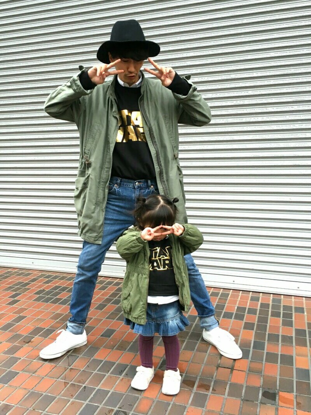 「トレーナー、デニム、モッズコート、キッズコーデ、スニーカー、親子コーデ、スターウォーズ、カーキ、秋冬コーデ、レイヤードスタイル」｜「Bershkaのアイテム（シューズ、ホワイト系）」を使った、TKCさん（メンズ・174cm）の秋コーディネートの1枚目の写真