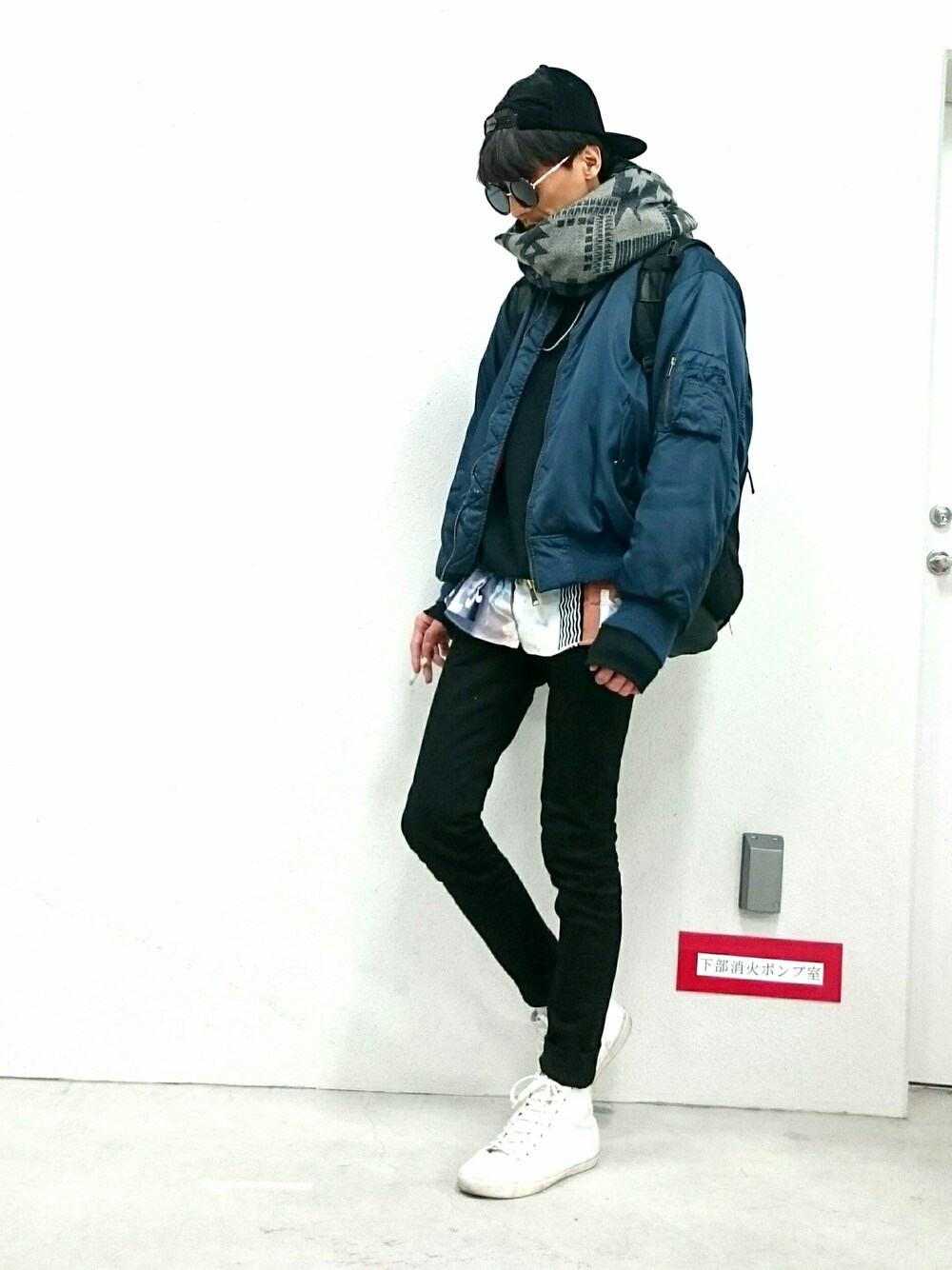 「MA-1、ネイビー、マフラー、黒スキニー、スニーカー、冬コーデ、カジュアルコーデ、ストリートMIX」｜「UNIQLOのアイテム（パンツ、ブラック系）」を使った、TKCさん（メンズ・174cm）の秋コーディネートの1枚目の写真