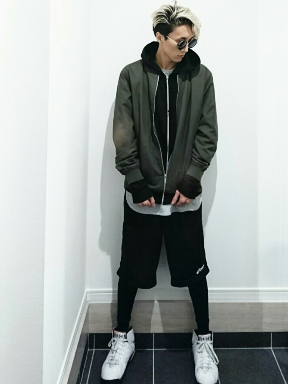 「スニーカー、カジュアル、ストリート、モードストリート、MA-1、レギンス×ショートパンツ、AIR JORDAN、冬、カーキ、古着MIX」｜「Bershkaのアイテム（ミリタリージャケット、グリーン系）」を使った、TKCさん（メンズ・174cm）の秋コーディネートの1枚目の写真